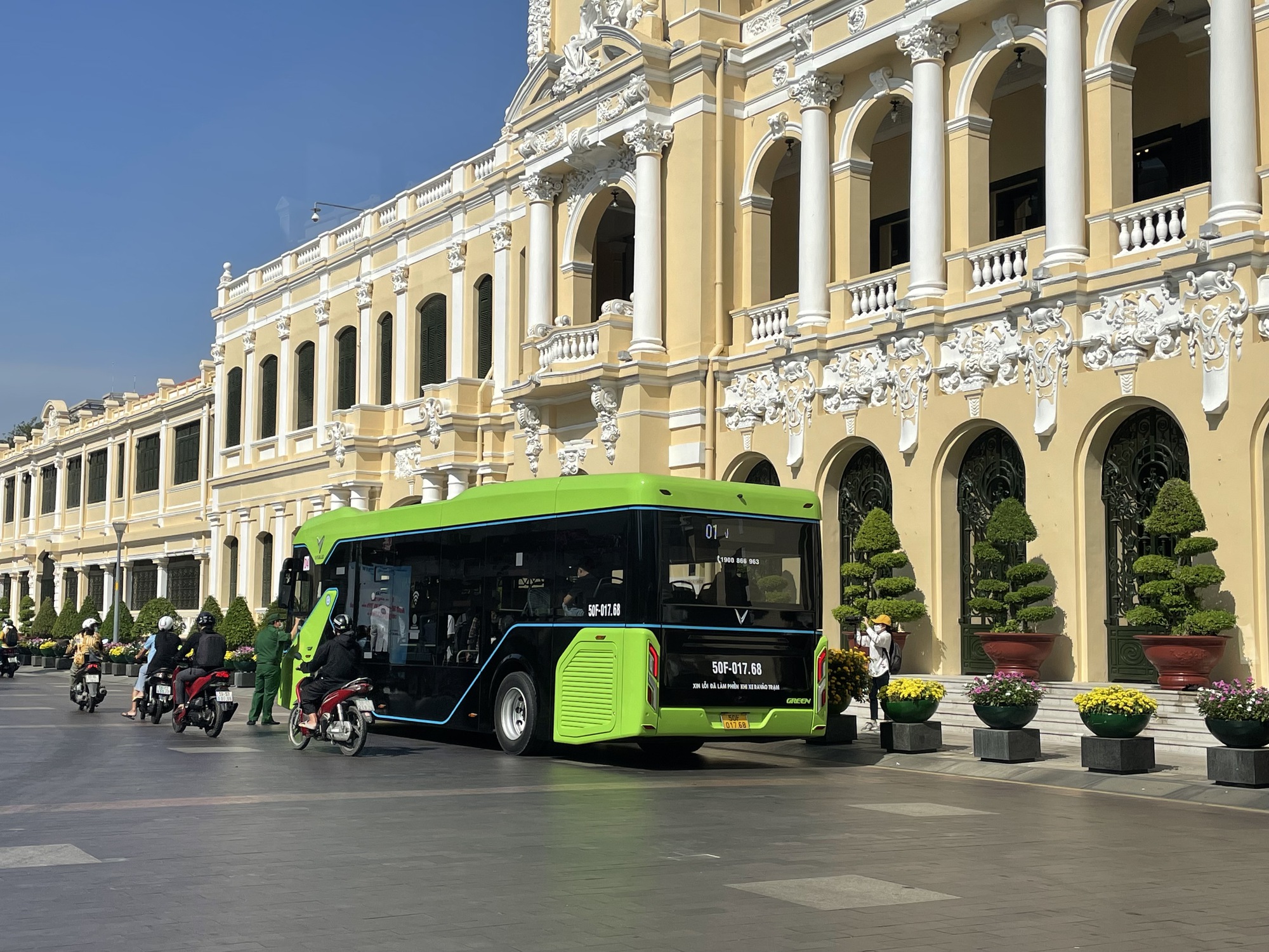 Trải nghiệm cuối tuần trên xe buýt điện