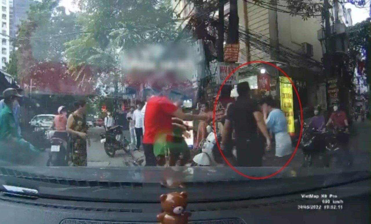 CLIP: 2 người đ&agrave;n &ocirc;ng hung h&atilde;n lao v&agrave;o đ&aacute;nh người phụ nữ đi &ocirc;t&ocirc; ngay tr&ecirc;n phố - Ảnh 3.