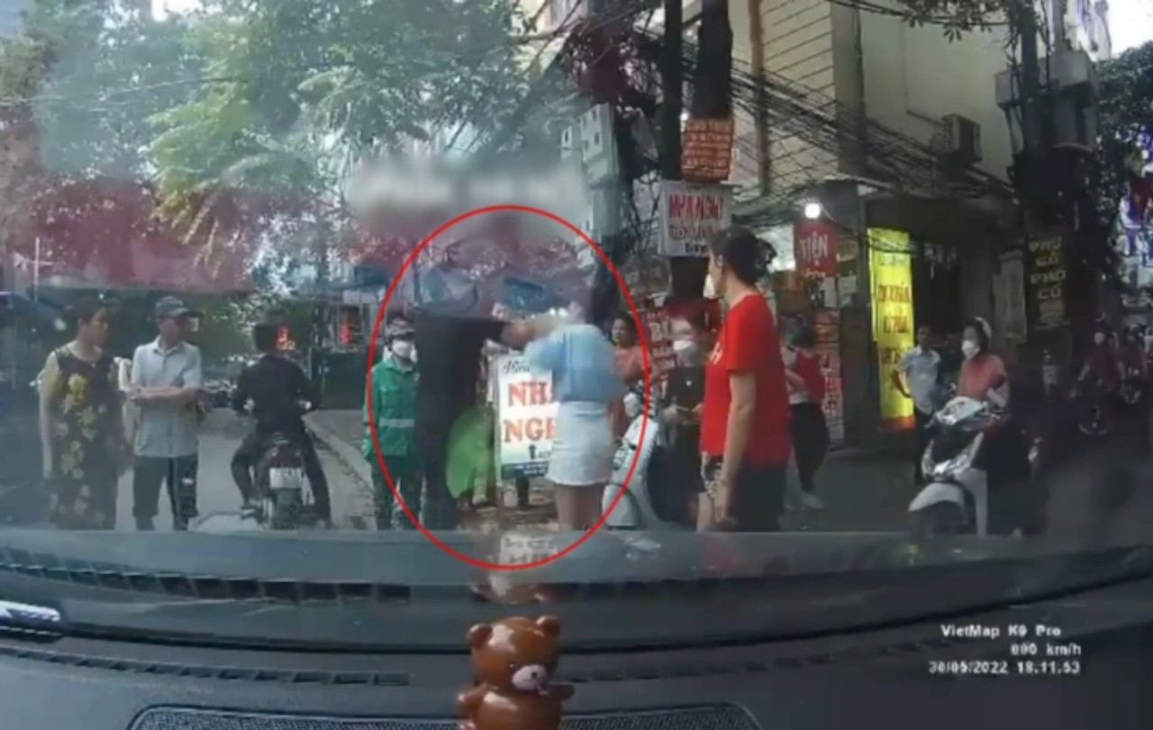 CLIP: 2 người đ&agrave;n &ocirc;ng hung h&atilde;n lao v&agrave;o đ&aacute;nh người phụ nữ đi &ocirc;t&ocirc; ngay tr&ecirc;n phố - Ảnh 2.