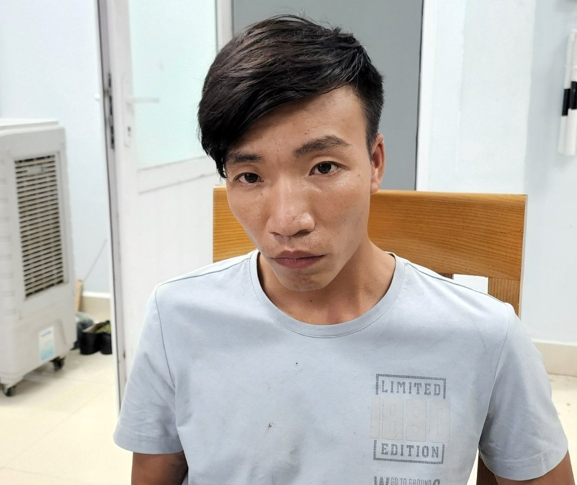 Vừa xong án tù 14 năm, người đàn ông bay vào TP HCM nhận ma tuý - Ảnh 1.