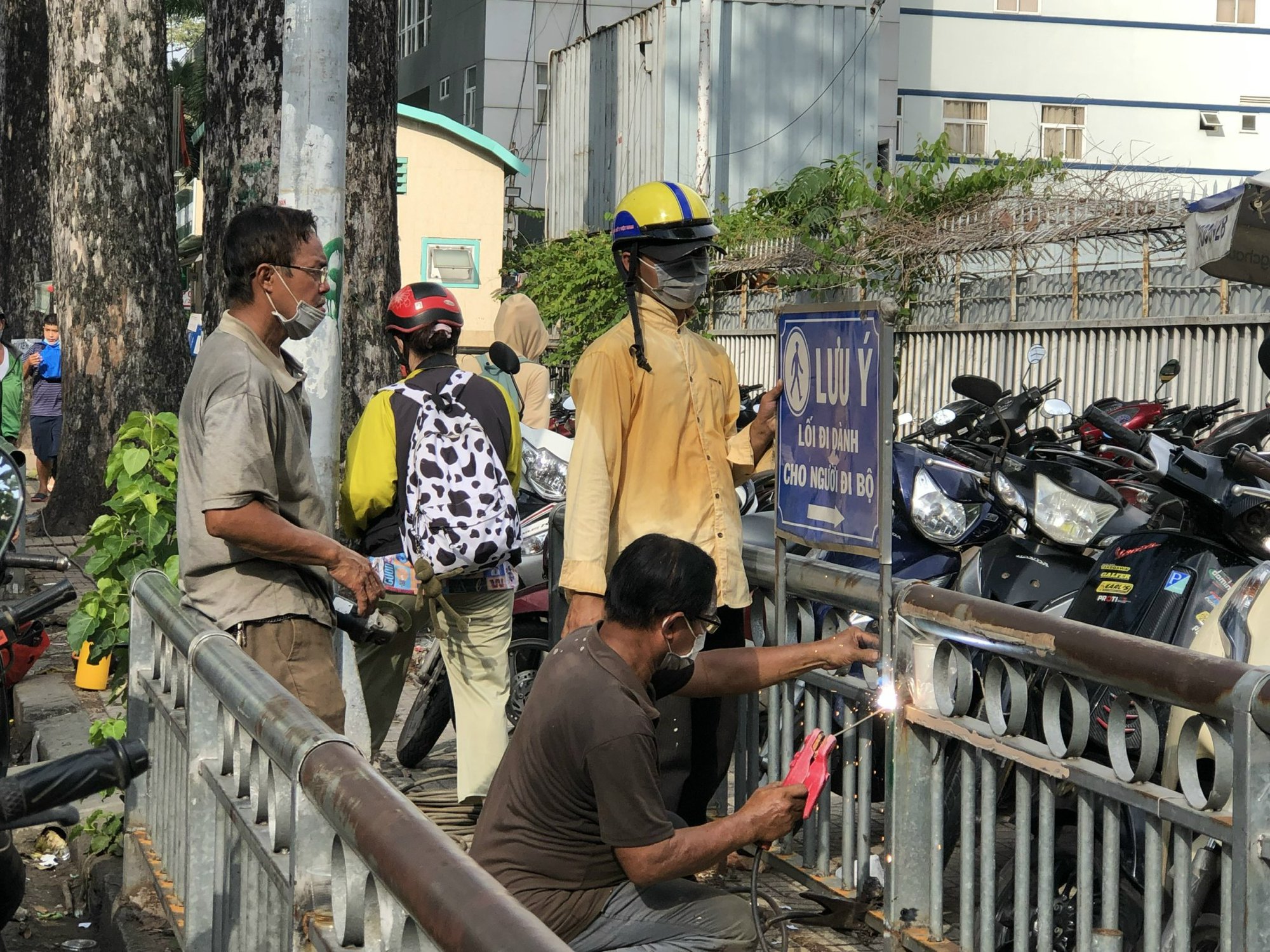 14 ng&agrave;y sau c&ocirc;ng văn khẩn của Sở GTVT, b&atilde;i xe trước c&aacute;c bệnh viện vẫn như cũ - Ảnh 2.