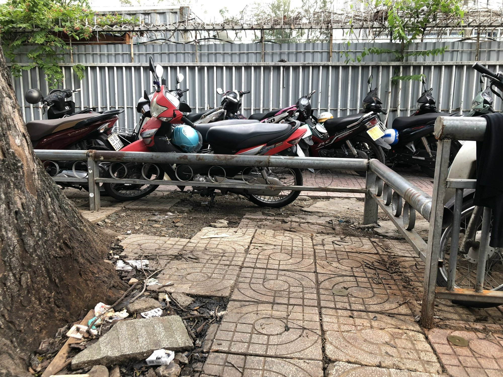 14 ng&agrave;y sau c&ocirc;ng văn khẩn của Sở GTVT, b&atilde;i xe trước c&aacute;c bệnh viện vẫn như cũ - Ảnh 5.