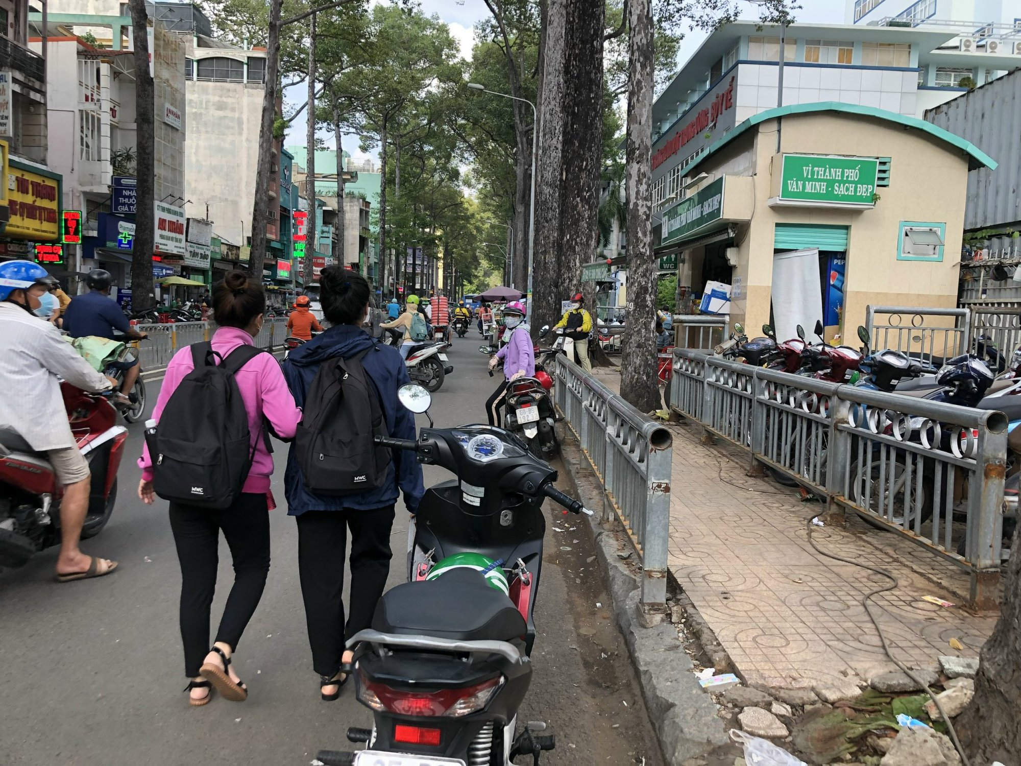 14 ng&agrave;y sau c&ocirc;ng văn khẩn của Sở GTVT, b&atilde;i xe trước c&aacute;c bệnh viện vẫn như cũ - Ảnh 3.