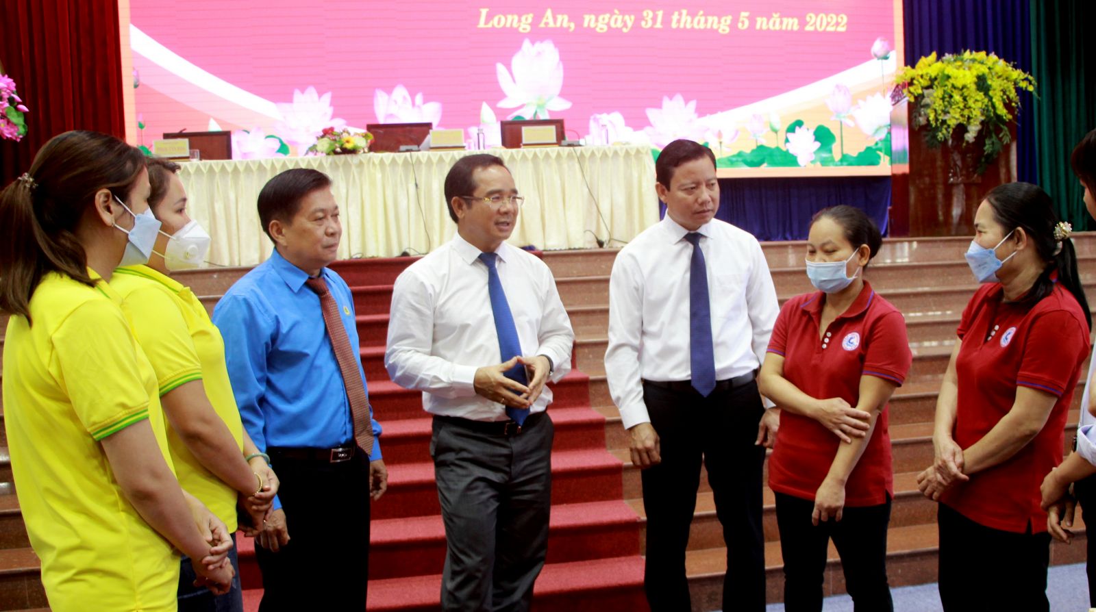 B&iacute; thư Tỉnh ủy Long An đối thoại trực tiếp với c&ocirc;ng nh&acirc;n, lao động - Ảnh 1.