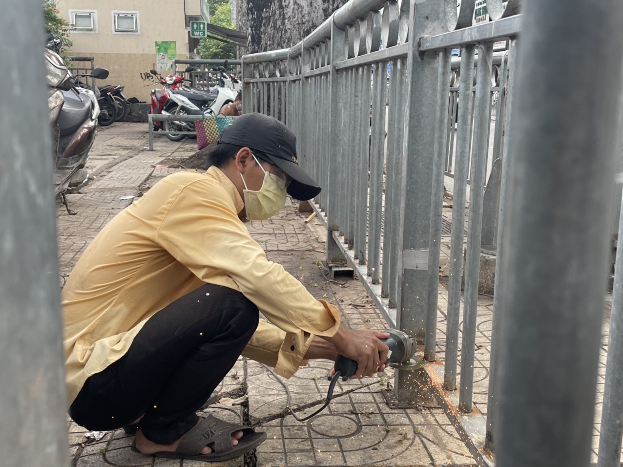 14 ng&agrave;y sau c&ocirc;ng văn khẩn của Sở GTVT, b&atilde;i xe trước c&aacute;c bệnh viện vẫn như cũ - Ảnh 4.