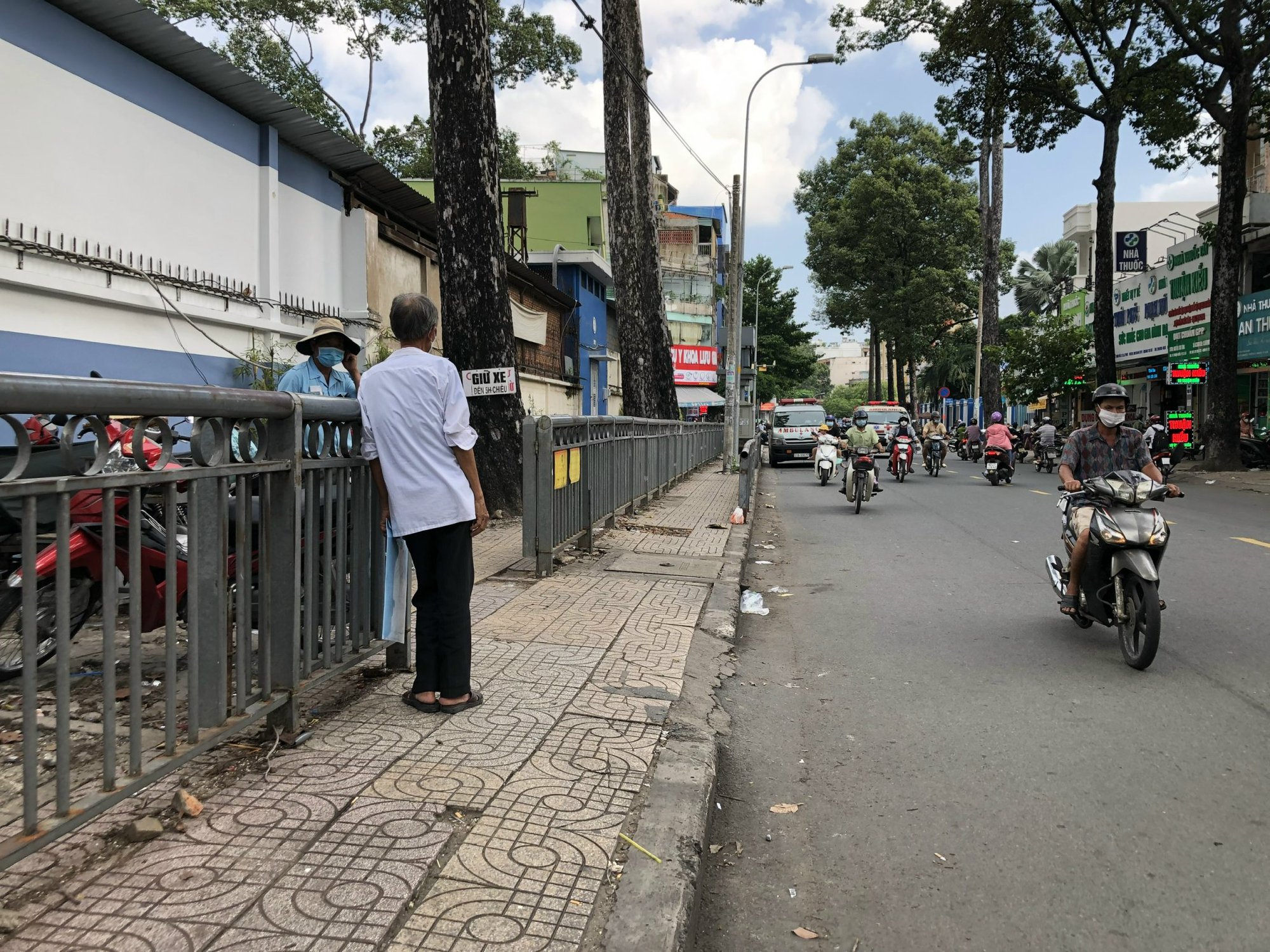 14 ng&agrave;y sau c&ocirc;ng văn khẩn của Sở GTVT, b&atilde;i xe trước c&aacute;c bệnh viện vẫn như cũ - Ảnh 1.