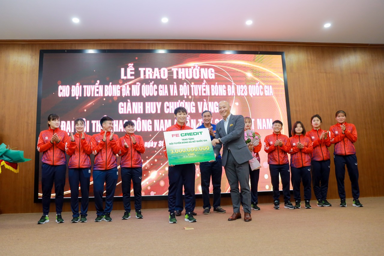 FE CREDIT trực tiếp trao 3 tỉ đồng cho Đội tuyển bóng đá nữ Quốc gia Việt Nam