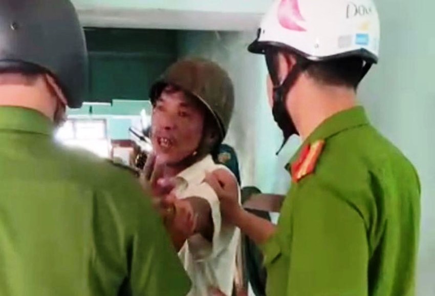 Đang bán vé số, vợ bị chồng dùng rựa truy sát đổ gục