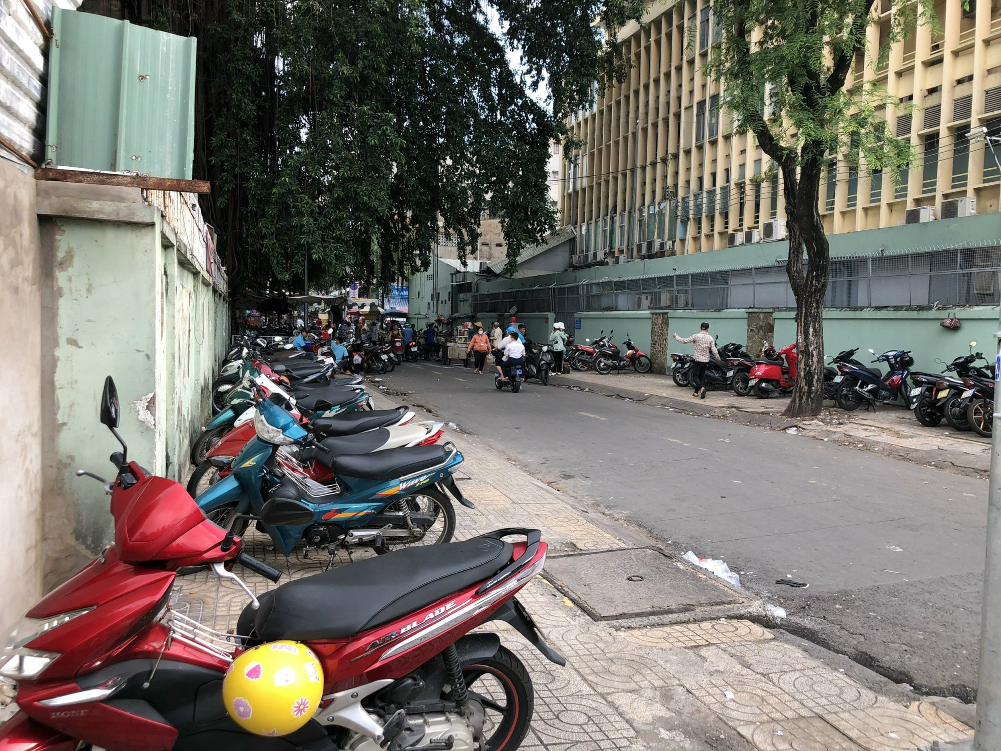 14 ng&agrave;y sau c&ocirc;ng văn khẩn của Sở GTVT, b&atilde;i xe trước c&aacute;c bệnh viện vẫn như cũ - Ảnh 8.