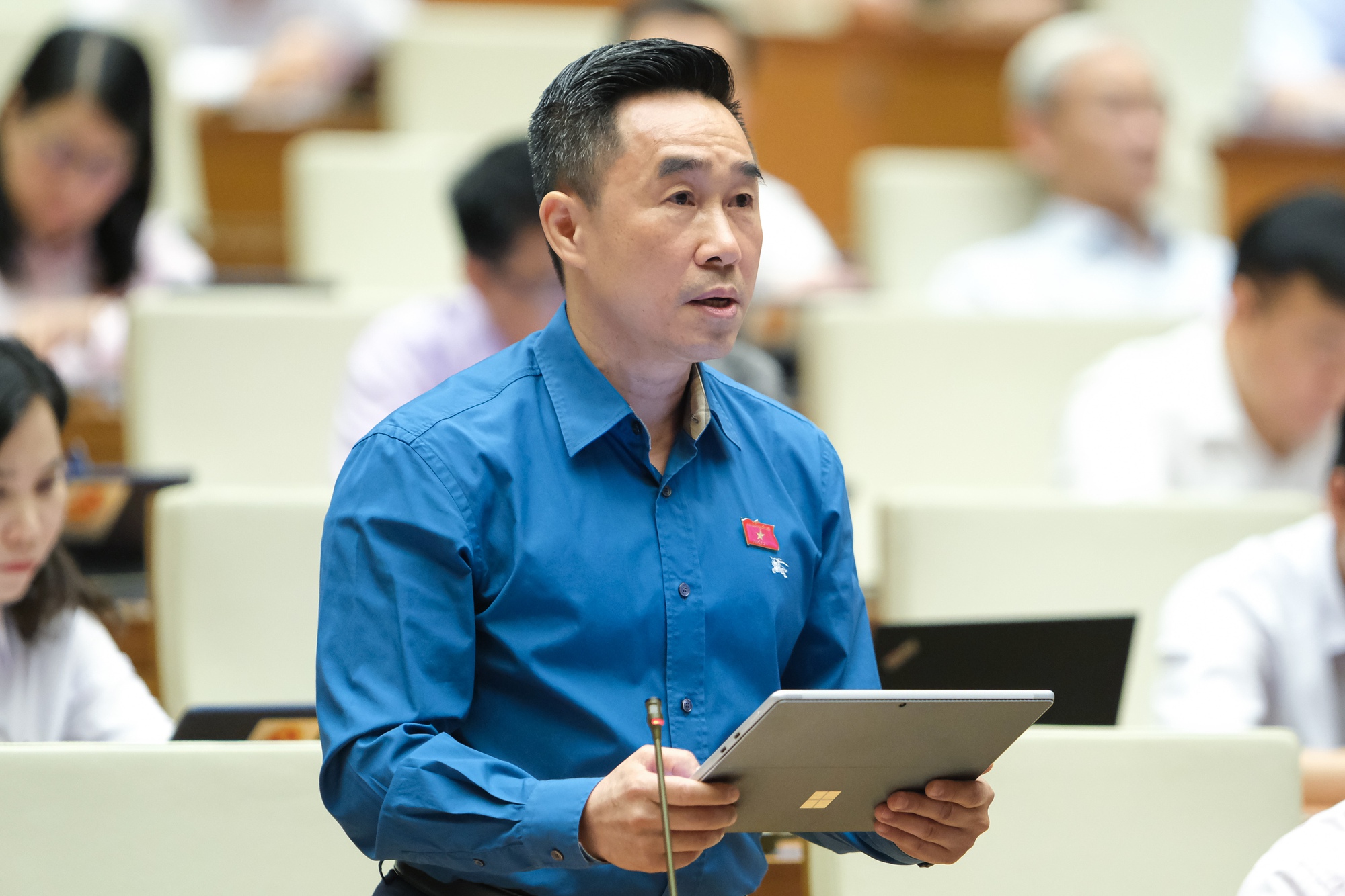 Không được ngăn chặn, cản trở việc sử dụng Quốc kỳ, Quốc huy, Quốc ca
