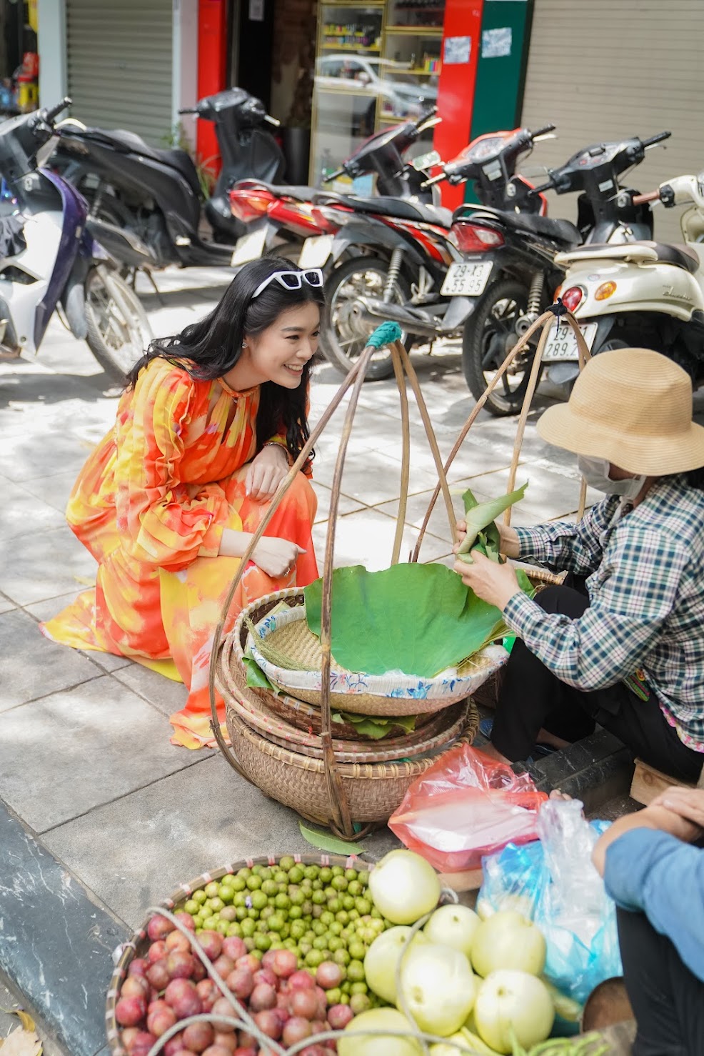 Hoa hậu Indonesia - Top 6 Miss World 2021 - h&agrave;o hứng kh&aacute;m ph&aacute; ẩm thực H&agrave; Nội - Ảnh 2.