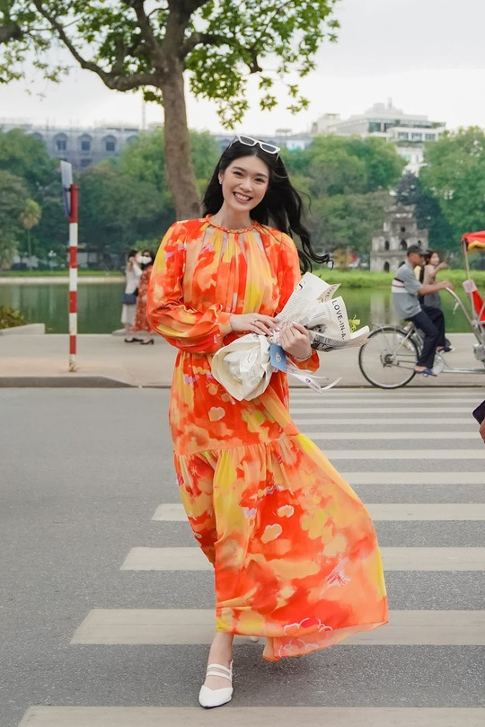 Hoa hậu Indonesia - Top 6 Miss World 2021 - h&agrave;o hứng kh&aacute;m ph&aacute; ẩm thực H&agrave; Nội - Ảnh 1.