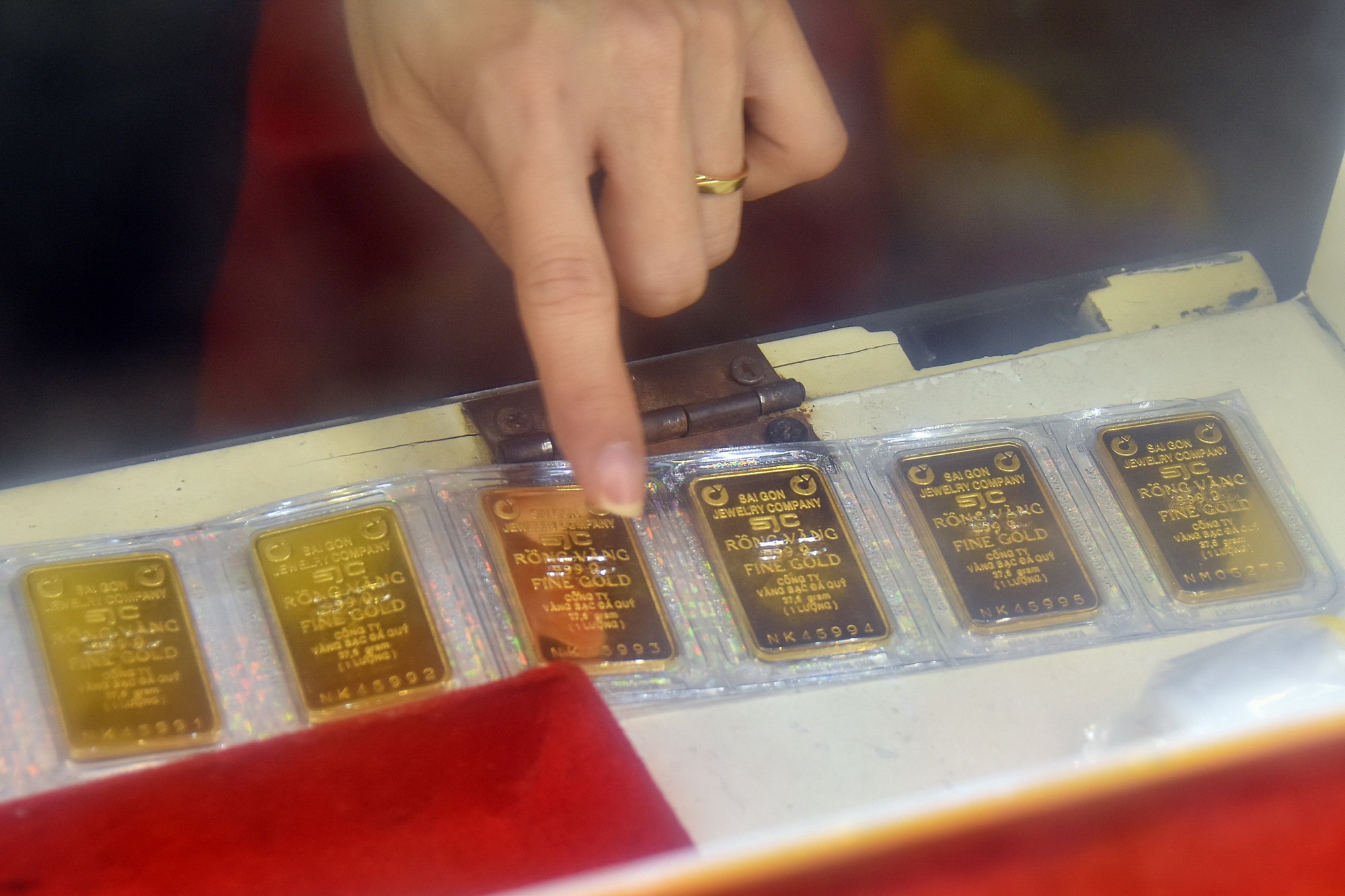 Giá vàng hôm nay 31-5: Đà tăng khựng lại khi chứng khoán quốc tế “xanh” sàn