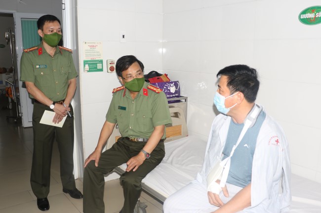Đối tượng nghiện hung hãn tấn công làm 1 trung tá công an gãy tay
