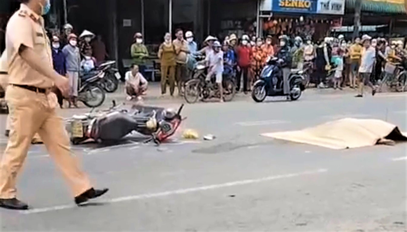 Người thân khóc ngất bên thi thể phụ nữ bị tai nạn giao thông