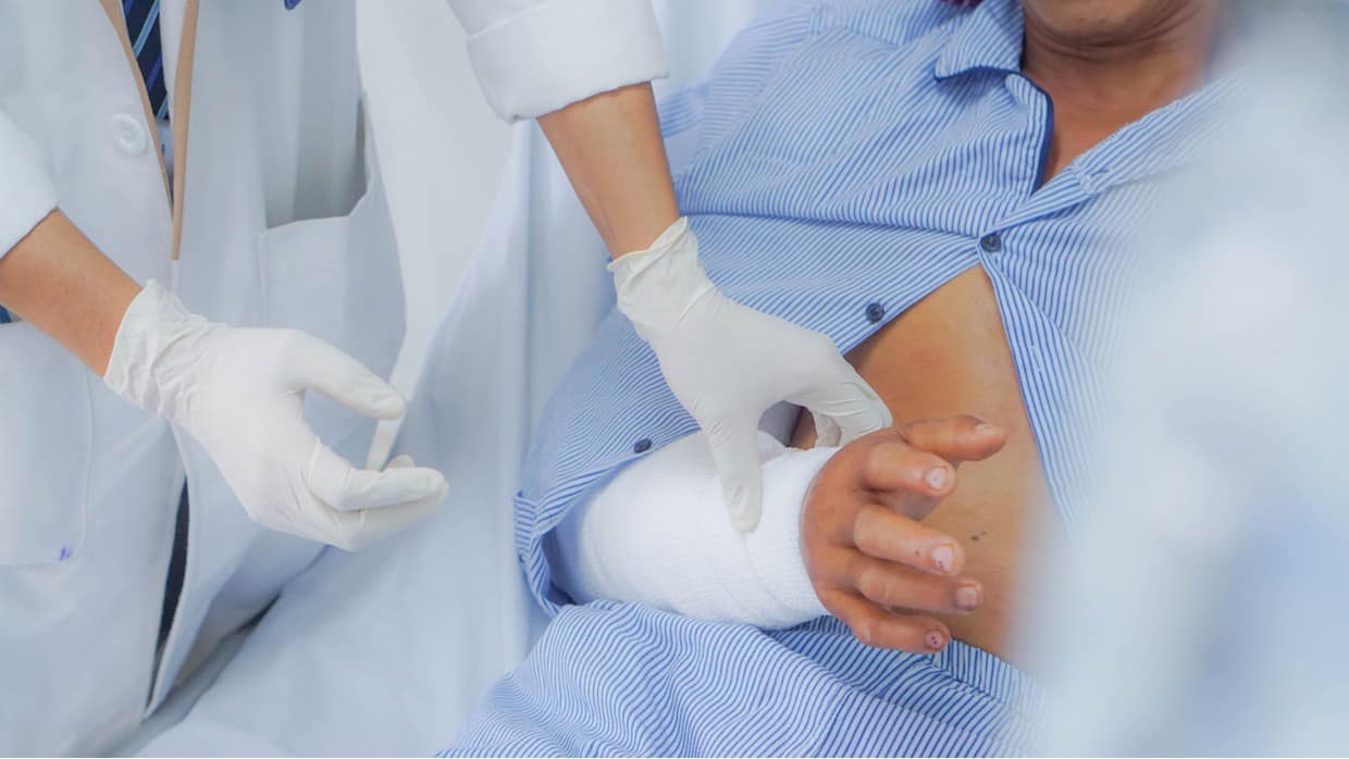 C&atilde;i nhau với vợ, chồng tự đập gần đứt l&igrave;a c&aacute;nh tay - Ảnh 2.