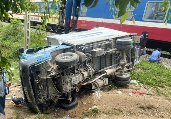 Xe tải bị tàu hỏa tông văng xa khoảng 10 m, 2 người thương vong