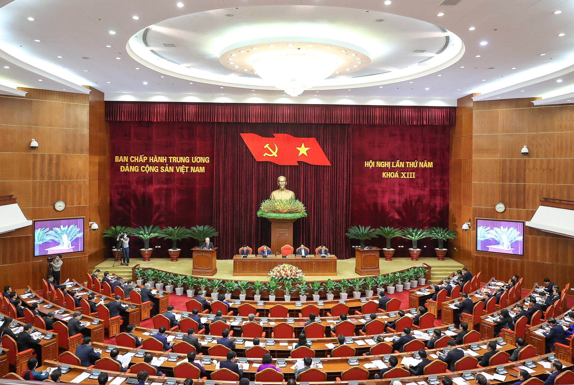 Tổng B&iacute; thư ph&aacute;t biểu khai mạc Hội nghị Trung ương 5 - Ảnh 1.