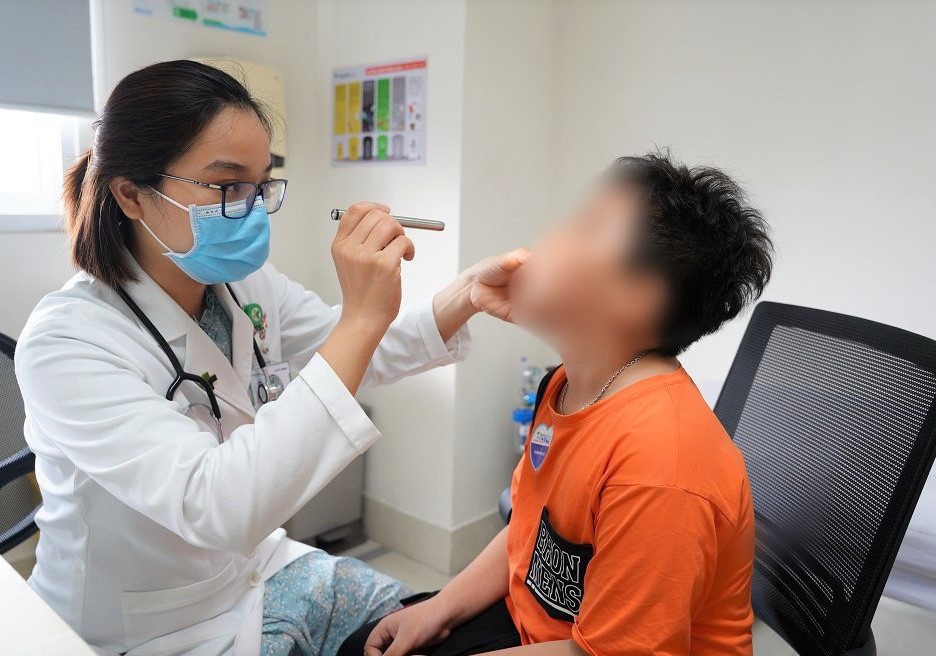 Bất ngờ với vật khiến b&eacute; trai bị chảy mũi bốc m&ugrave;i h&ocirc;i k&eacute;o d&agrave;i 2 th&aacute;ng - Ảnh 1.