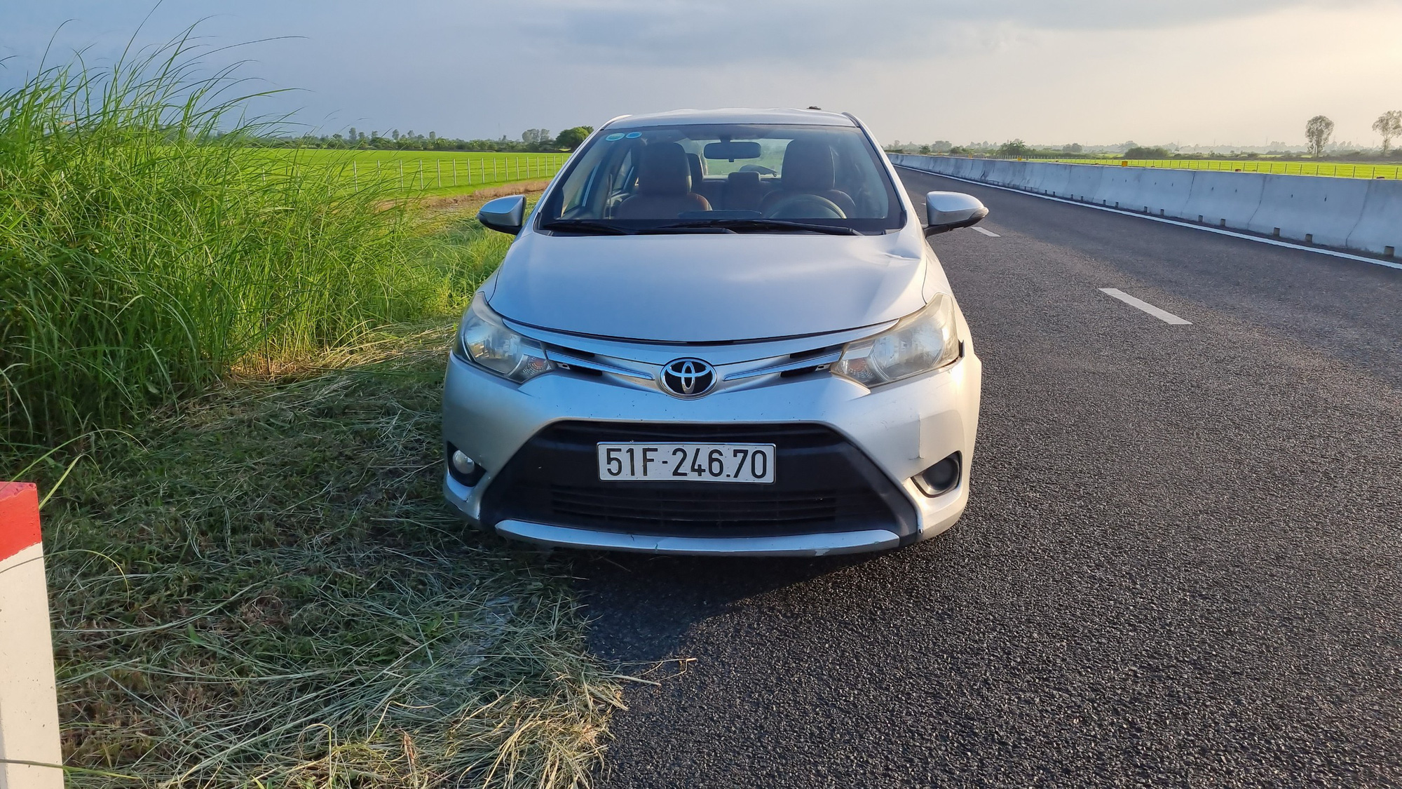 D&ugrave;ng s&uacute;ng cướp taxi tr&ecirc;n tuyến cao tốc Lộ Tẻ - Rạch Sỏi - Ảnh 2.