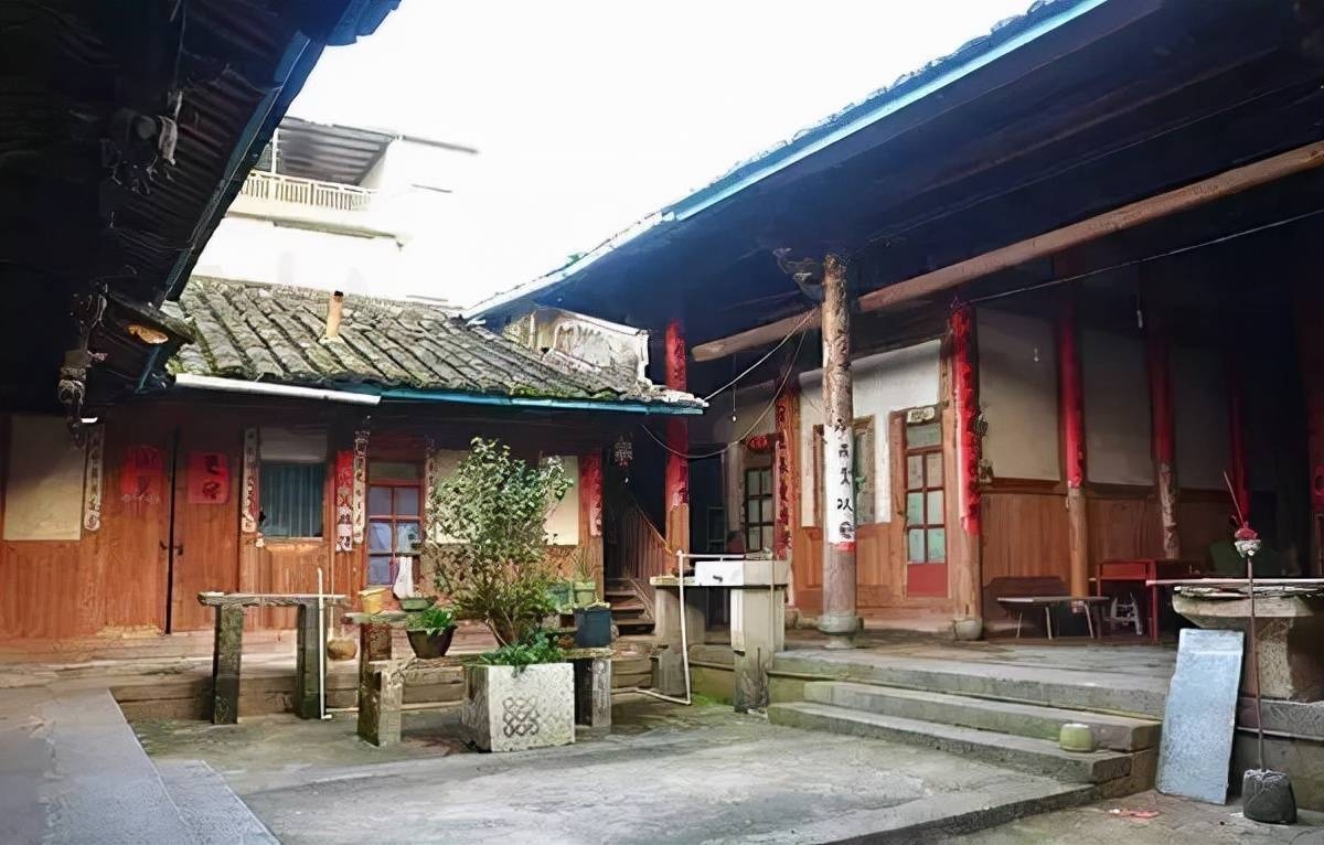 Ngôi làng có những căn nhà kỳ lạ được xây bằng bát - Ảnh 2.