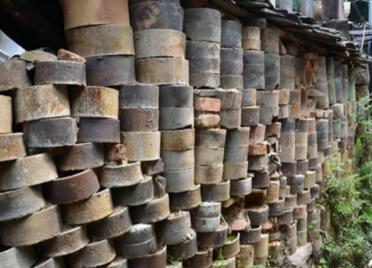 Ngôi làng có những căn nhà kỳ lạ được xây bằng bát - Ảnh 5.