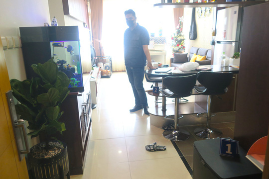 Diễn biến vụ bé gái bị người tình của cha bạo hành đến tử vong ở Bình Thạnh - Ảnh 2.