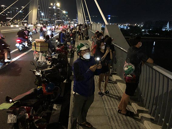 Bát nháo dừng xe, chụp hình trên cầu Thủ Thiêm 2