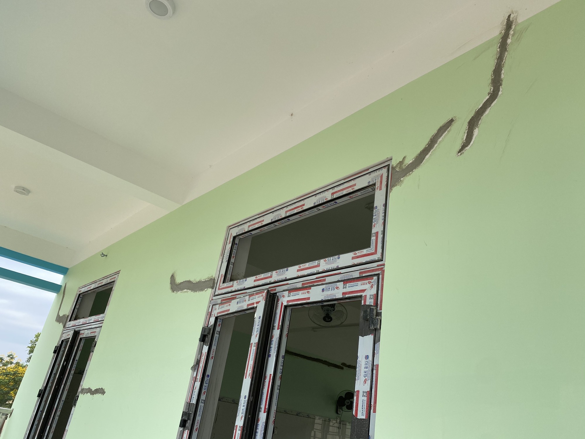 Trường mầm non chưa bàn giao đã nứt chằng chịt: Không ảnh hưởng chất lượng?!