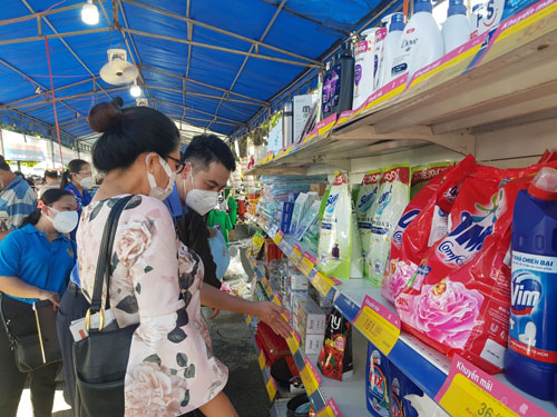 Tăng cường đối thoại, hỗ trợ công nhân khó khăn