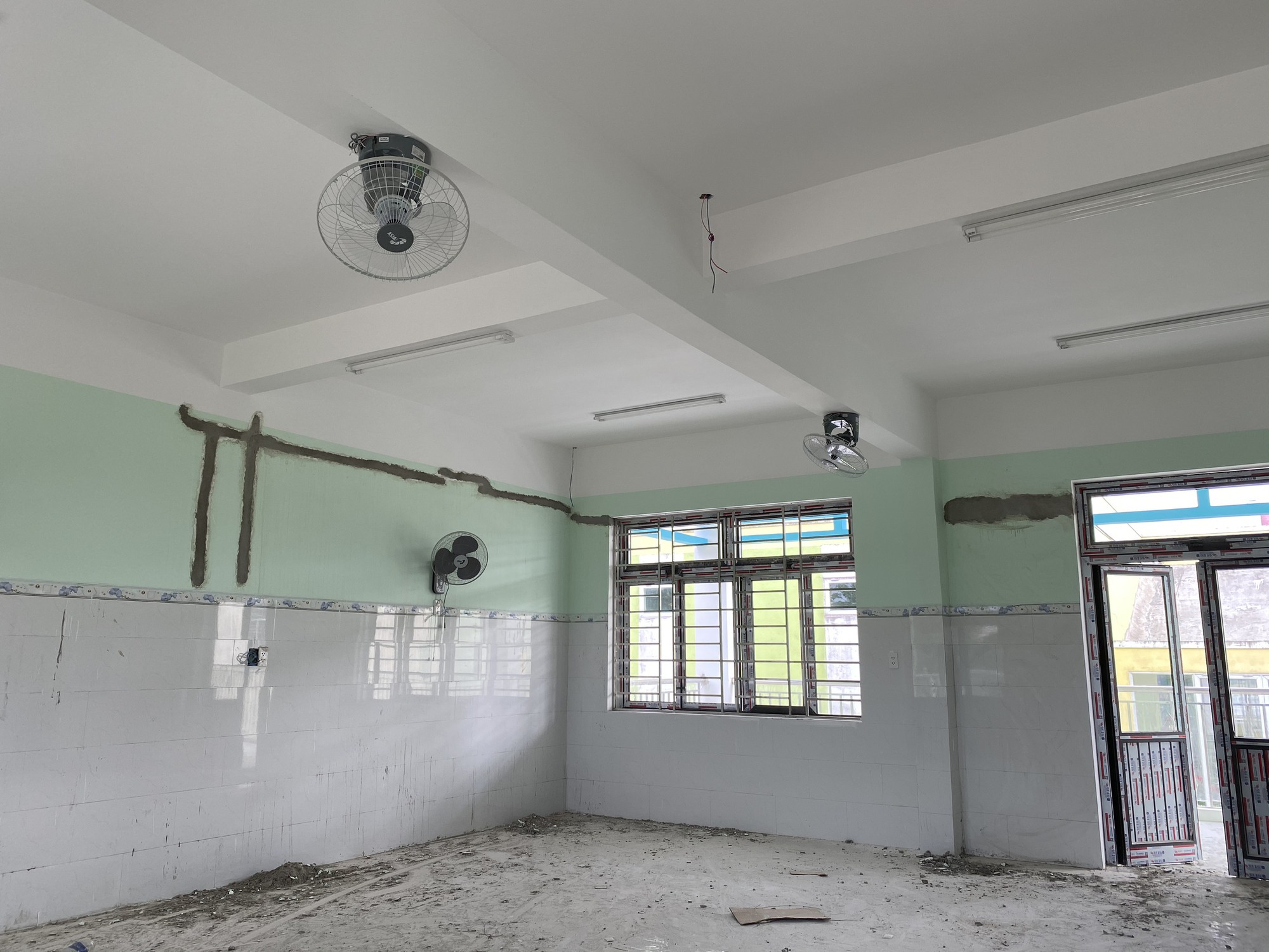 Trường mầm non chưa bàn giao đã nứt chằng chịt: Không ảnh hưởng chất lượng?! - Ảnh 2.