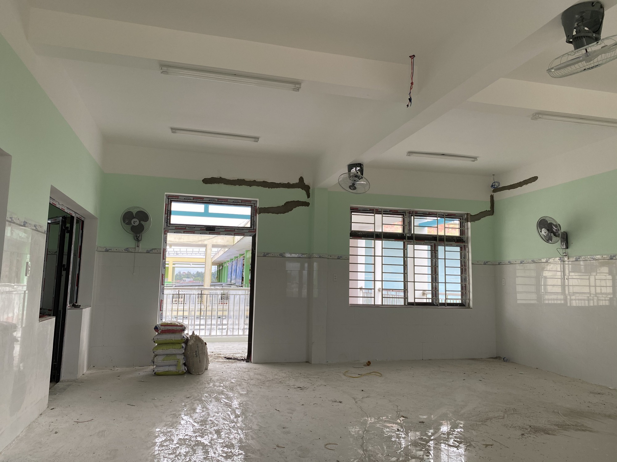 Trường mầm non chưa bàn giao đã nứt chằng chịt: Không ảnh hưởng chất lượng?! - Ảnh 1.
