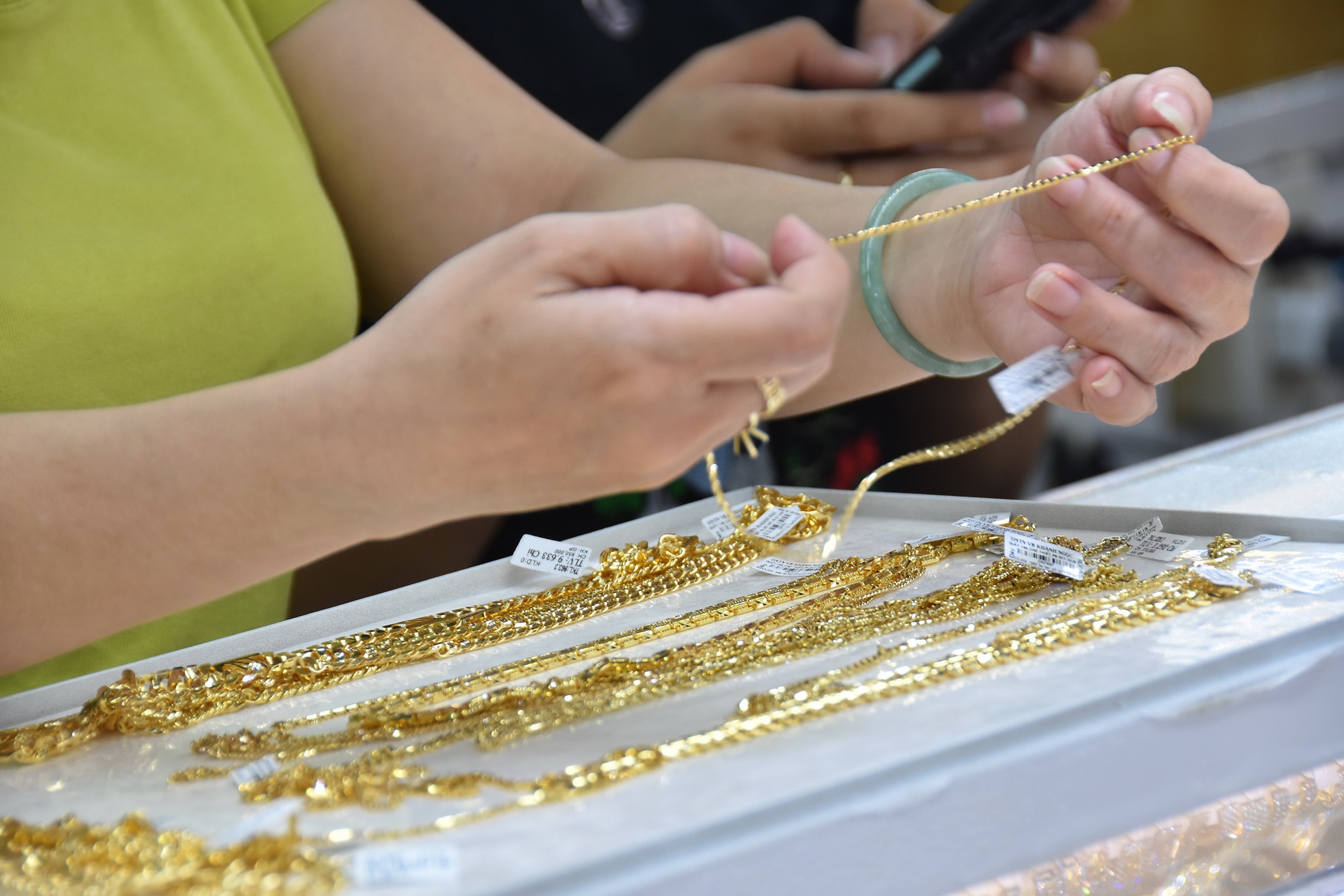 Giá vàng hôm nay 6-5: Vàng SJC cao hơn thế giới tới 18 triệu đồng/lượng