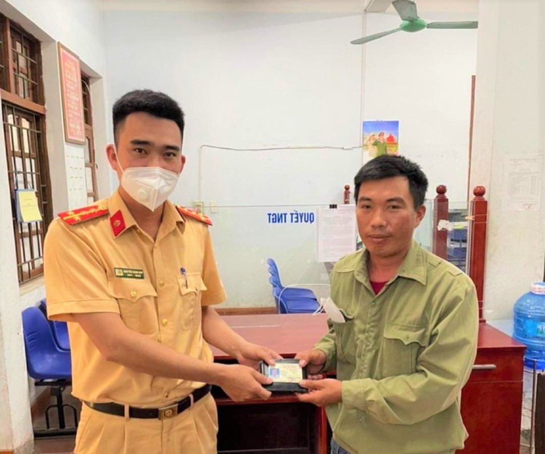 Nhặt được ví tiền, cán bộ CSGT tìm người đánh rơi trả lại