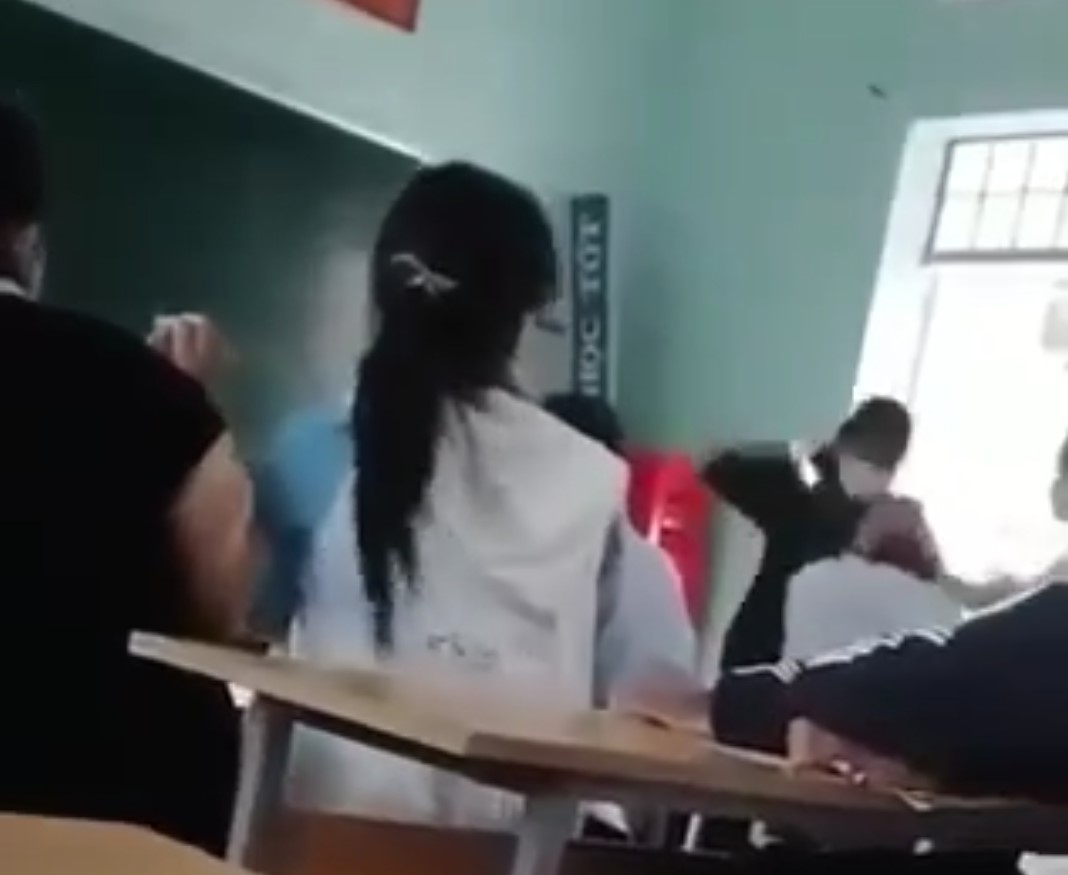 Kỷ luật nữ sinh dùng mũ bảo hiểm đánh bạn nam tới tấp trước mặt thầy giáo