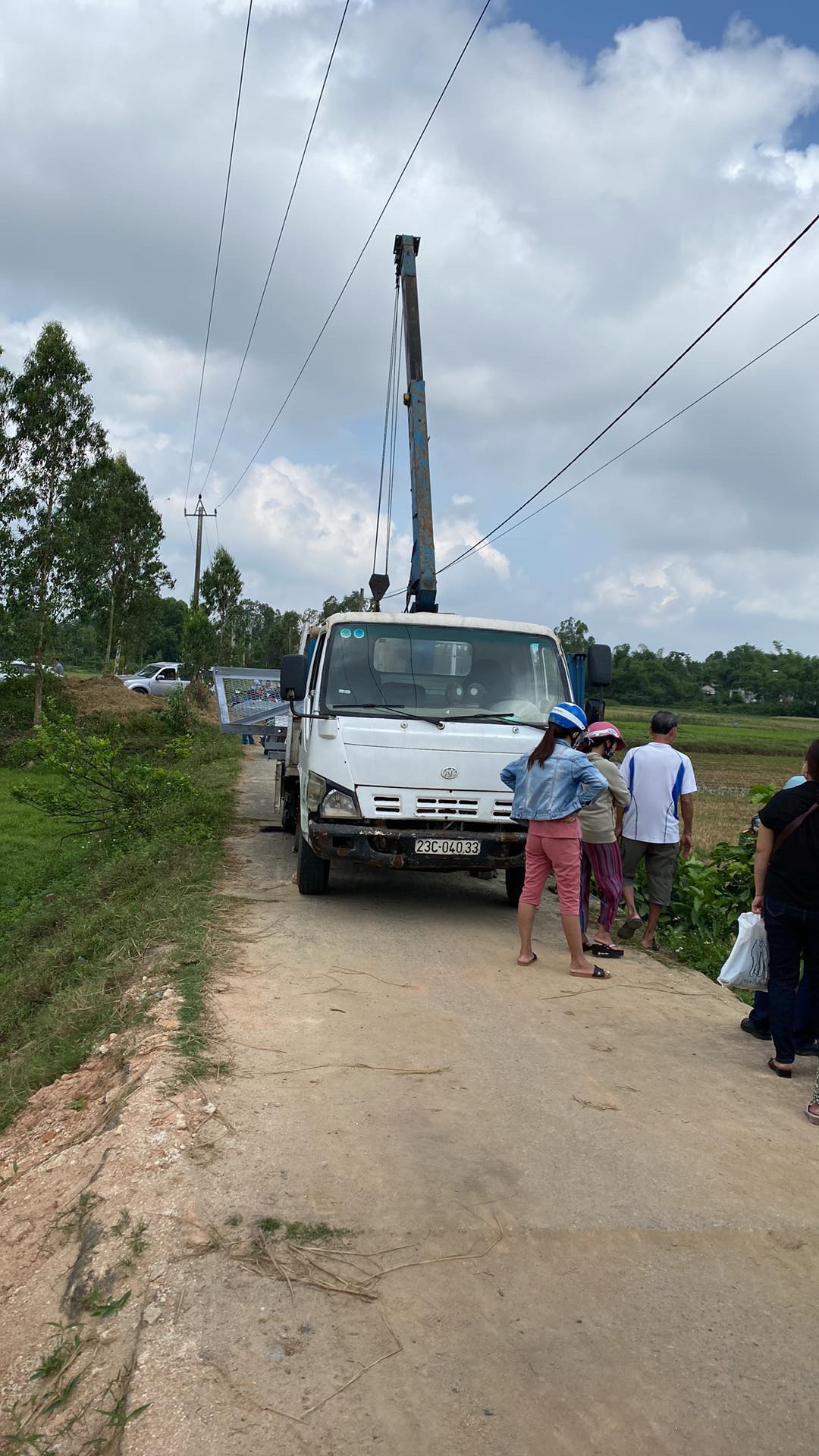 Vướng d&acirc;y điện, 2 người ngồi tr&ecirc;n xe cẩu thương vong - Ảnh 2.