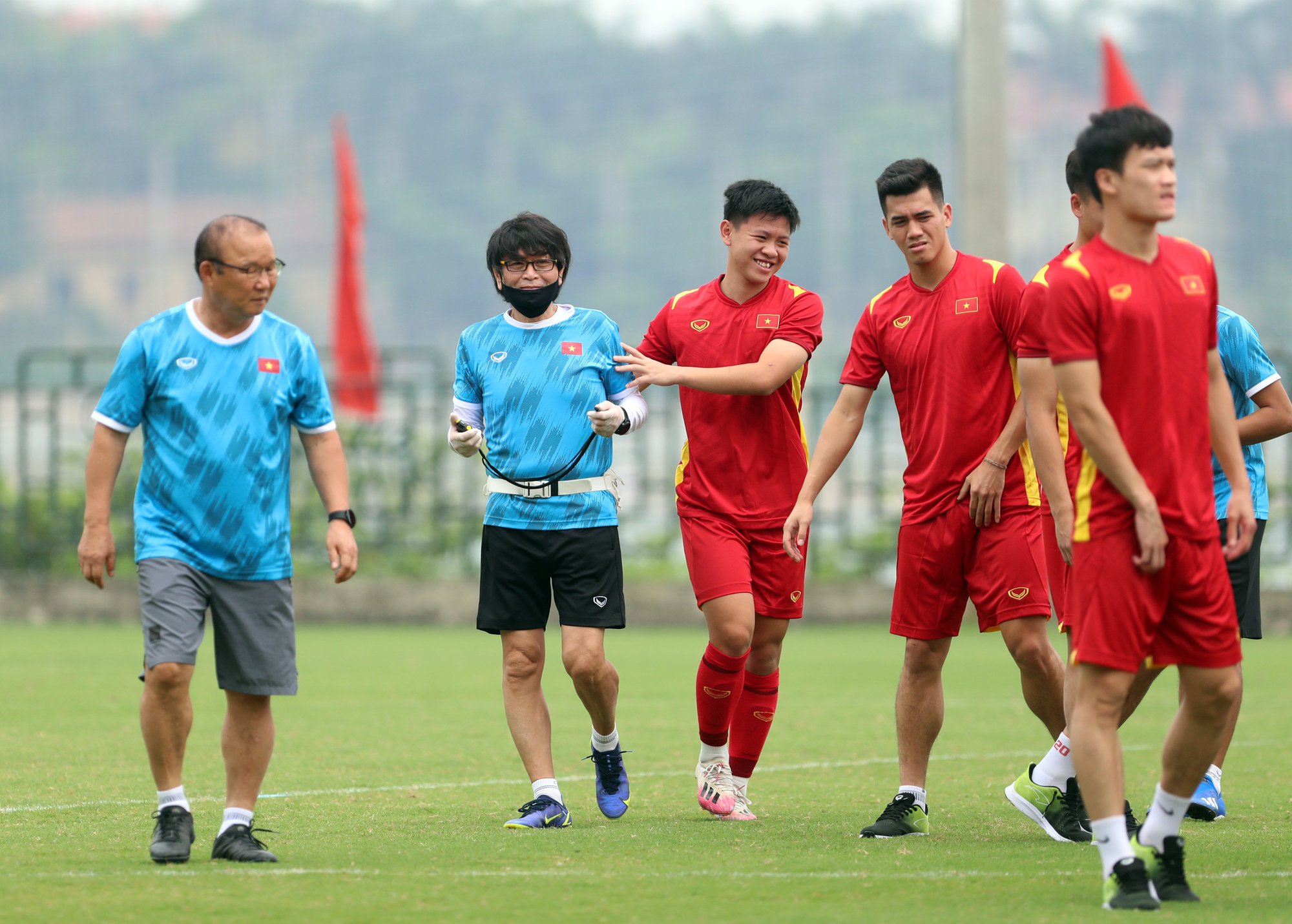 HLV Park Hang-seo cho Tiến Linh, Ho&agrave;ng Đức, H&ugrave;ng Dũng về kh&aacute;ch sạn nghỉ sớm - Ảnh 5.