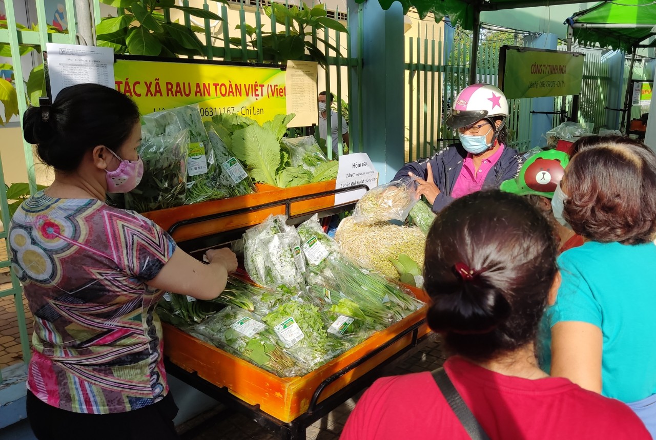 Chợ phiên nông sản an toàn trở lại