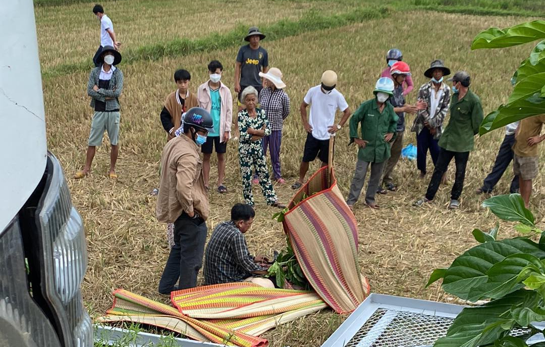 Vướng d&acirc;y điện, 2 người ngồi tr&ecirc;n xe cẩu thương vong - Ảnh 3.