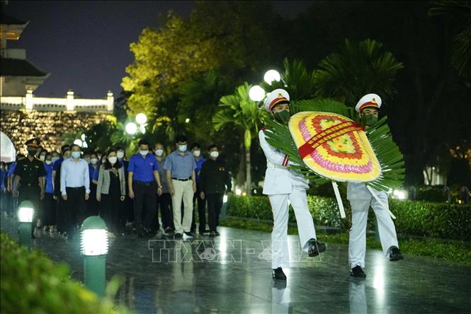 Thắp nến tri ân các Anh hùng Liệt sỹ nhân kỷ niệm 68 năm Chiến thắng Điện Biên Phủ - Ảnh 1.