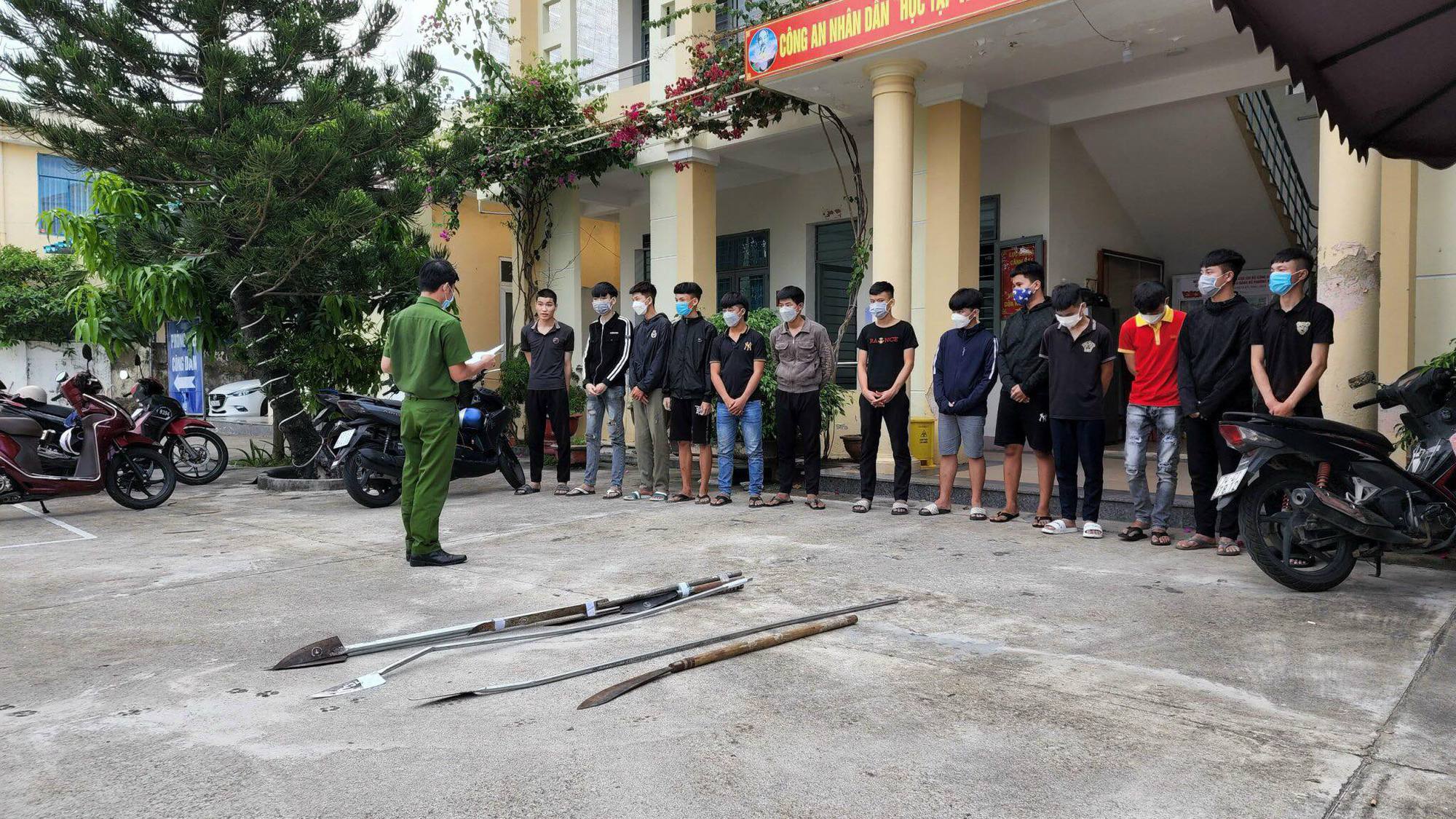 40 thanh ni&ecirc;n v&aacute;c đao kiếm, bom xăng hỗn chiến trong đ&ecirc;m tr&ecirc;n đường ven biển Đ&agrave; Nẵng - Ảnh 2.