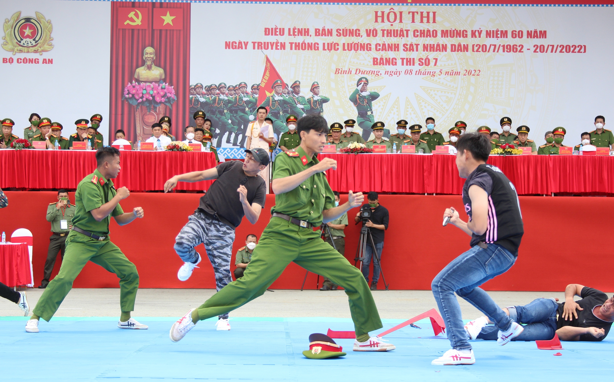 Lực lượng Cảnh sát 9 tỉnh thi võ thuật, bắn súng