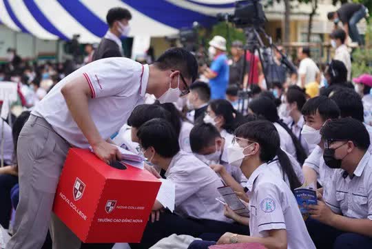Đưa trường học đến thí sinh tại Bình Thuận: Học ngành nào dễ kiếm việc làm? - Ảnh 2.