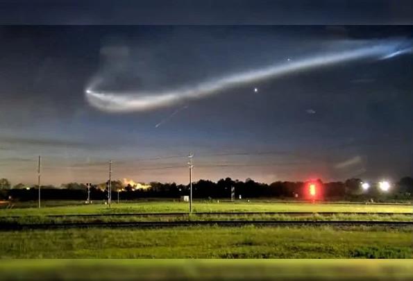 “UFO” hình con sứa rơi ra từ tên lửa, bay ngang bầu trời nước Mỹ