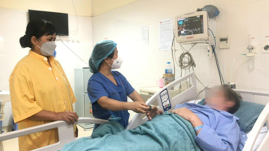 Người đ&agrave;n &ocirc;ng bất ngờ bị ong v&ograve; vẽ đốt, su&yacute;t mất mạng - Ảnh 1.