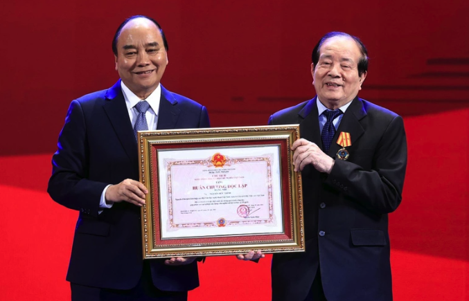 Chủ tịch nước Nguyễn Xuân Phúc tặng Huân chương Độc lập hạng nhì cho nhà thơ Hữu Thỉnh