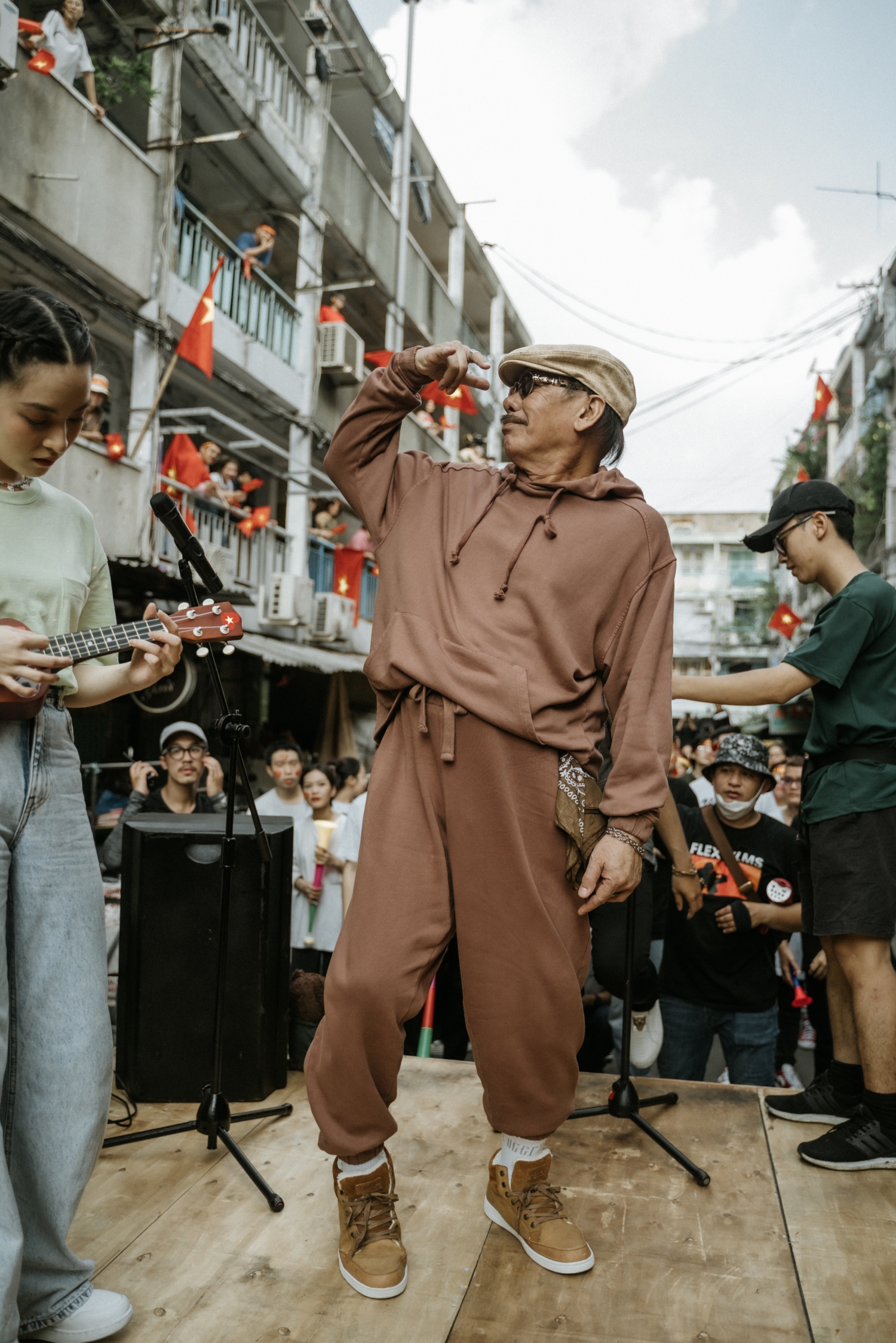 Đen V&acirc;u c&ugrave;ng nhạc sĩ Trần Tiến t&aacute;i hiện những lần đi b&atilde;o mừng b&oacute;ng đ&aacute; Việt Nam  - Ảnh 7.