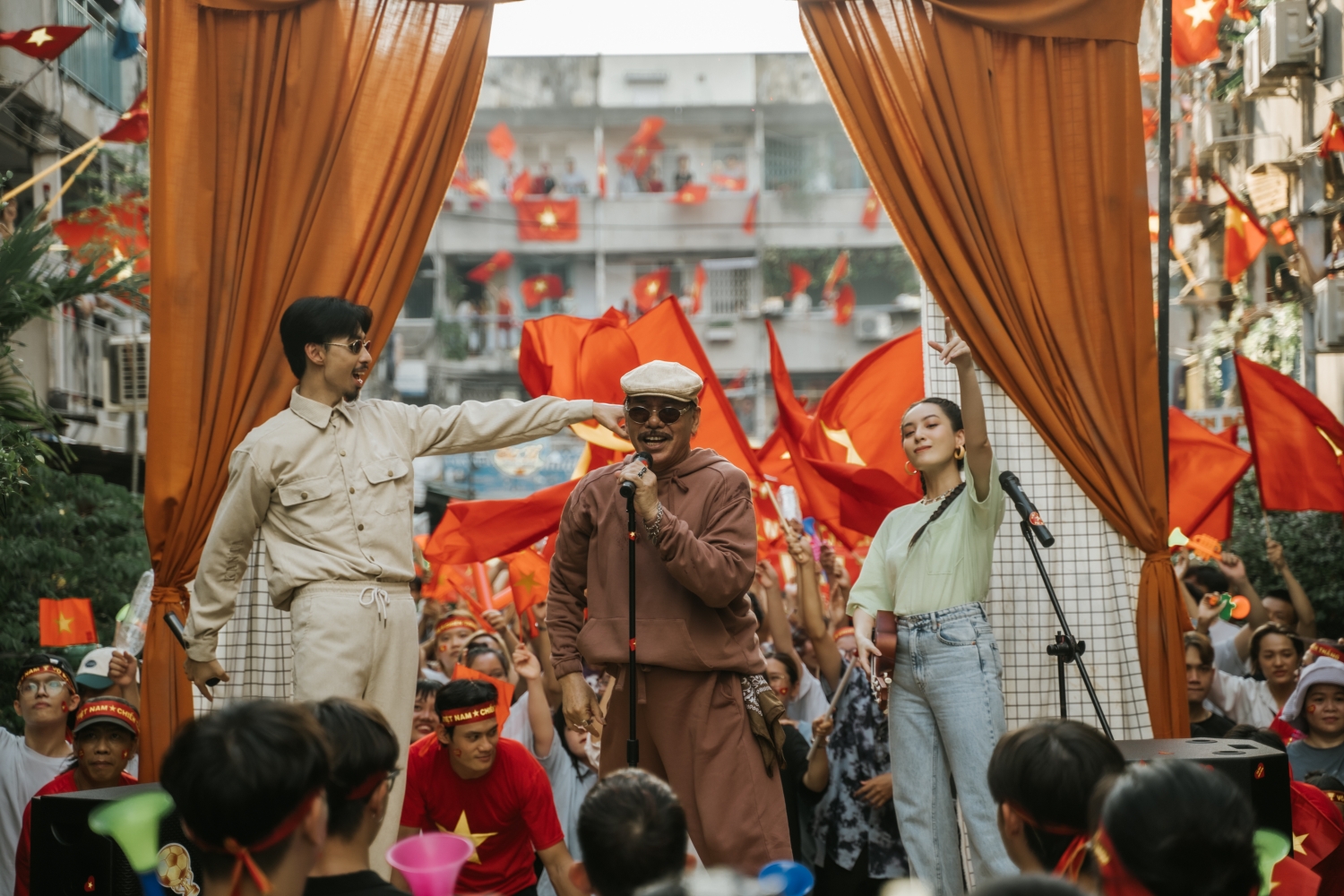 Đen V&acirc;u c&ugrave;ng nhạc sĩ Trần Tiến t&aacute;i hiện những lần đi b&atilde;o mừng b&oacute;ng đ&aacute; Việt Nam  - Ảnh 10.