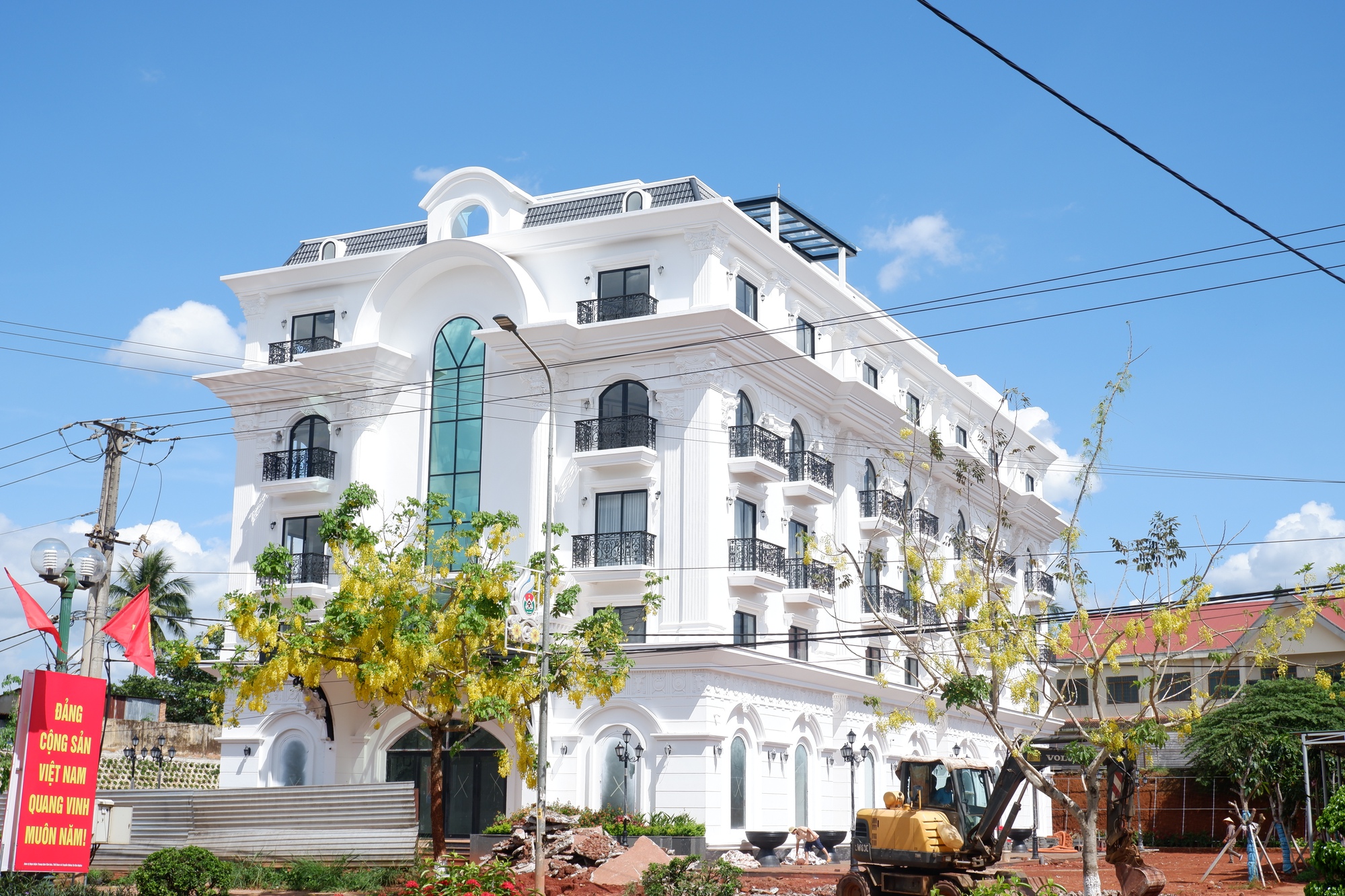 Cận cảnh "tòa nhà trắng" ở Đắk Nông vi phạm xây dựng nhiều năm chưa được xử lý