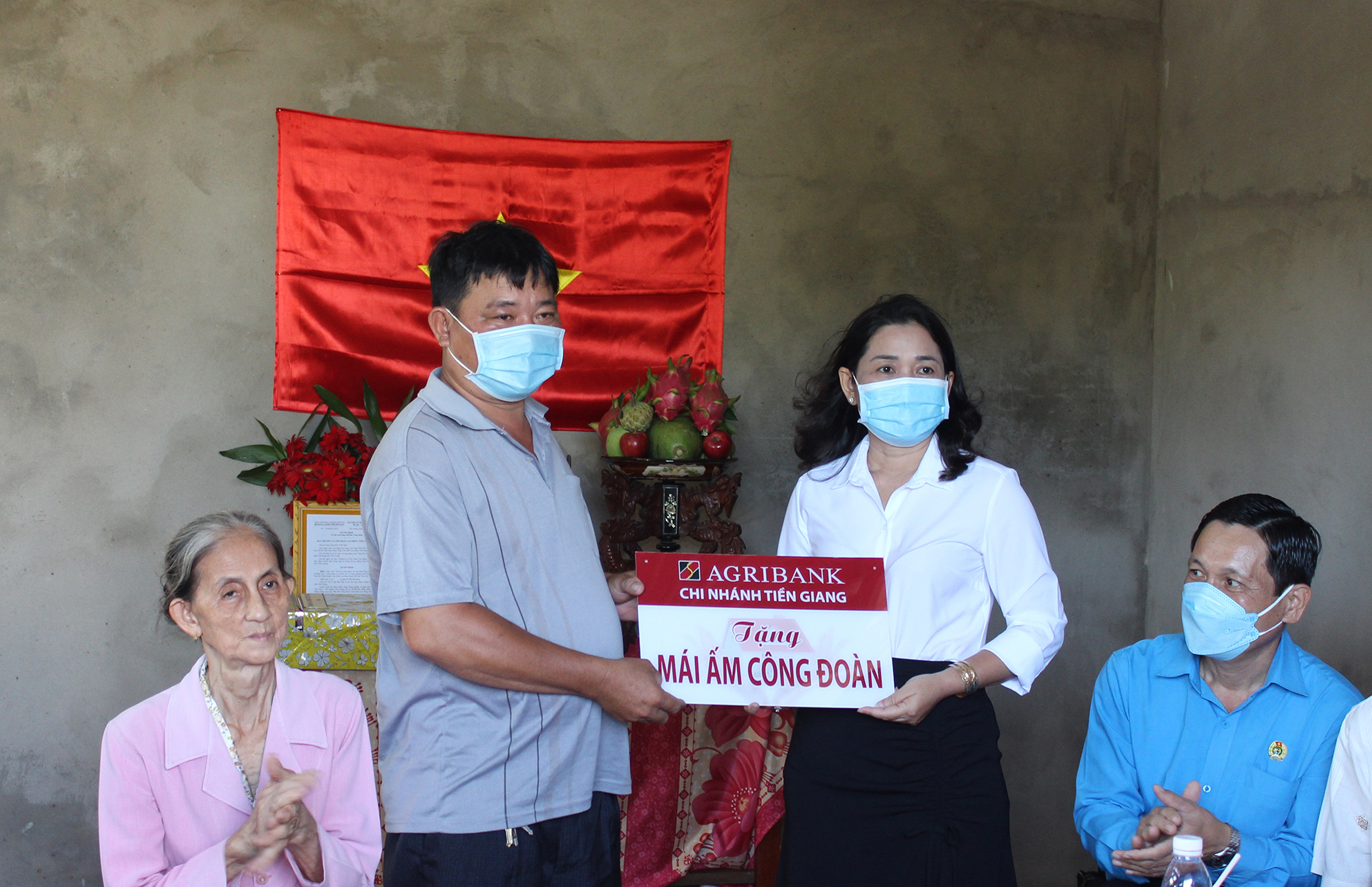 Agribank Tiền Giang b&agrave;n giao M&aacute;i ấm C&ocirc;ng đo&agrave;n - Ảnh 1.